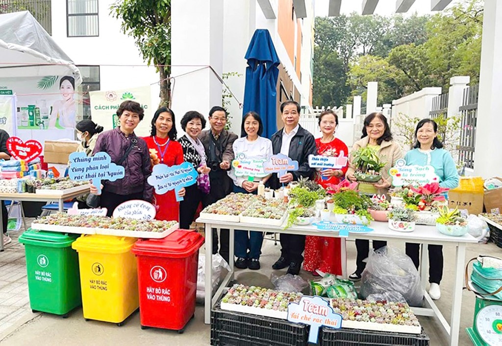 Hội LHPN phường Kim Liên (Hà Nội) tổ chức tuyên truyền thu gom, phân loại rác thải đúng quy định nhằm giảm phát thải thải khí mê-tan