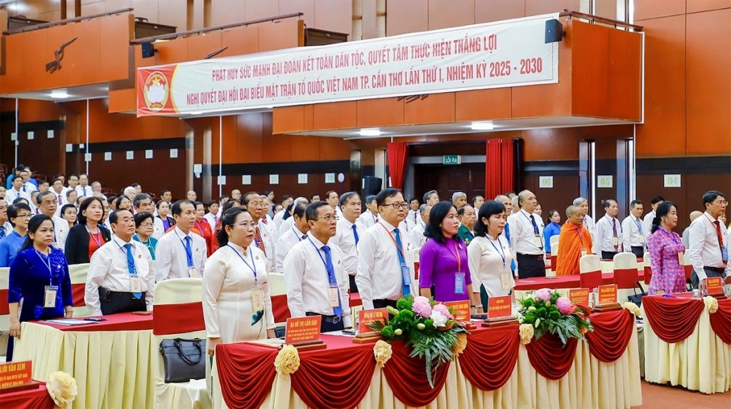 Các đại biểu trang nghiêm thực hiện nghi thức chào cờ. (Ảnh: Hồng Vân)