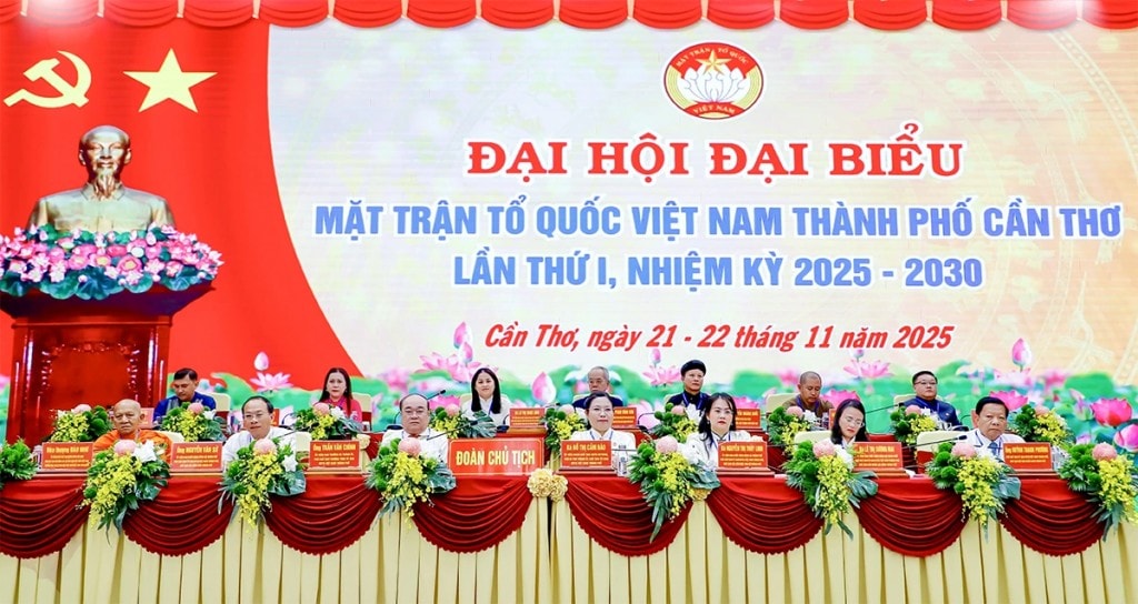 Đoàn Chủ tịch điều hành phiên làm việc của Đại hội. Ảnh: Hồng Vân