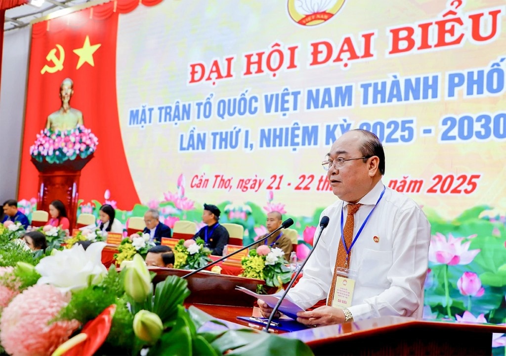 Phó Chủ tịch Thường trực Ủy ban MTTQ TP Cần Thơ Trần Văn Chính trình bày báo cáo kiểm điểm. Ảnh: Hồng Vân