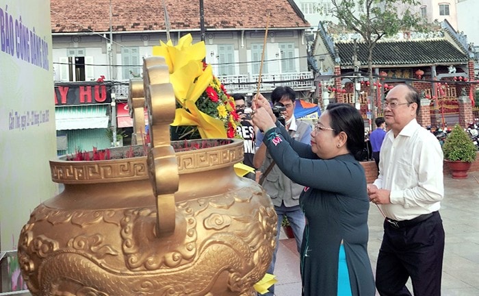 Đại biểu thành kính dâng hương tại Tượng đài Chủ tịch Hồ Chí Minh. Ảnh: Ngọc Quyên