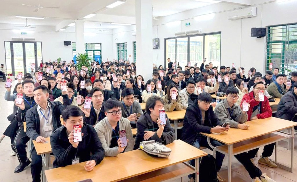 Các thí sinh dự sát hạch lái xe được hướng dẫn tiện ích và cài đặt ứng dụng VNeTraffic trên điện thoại