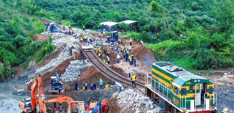 Ngành đường sắt huy động hàng trăm công nhân khắc phục sự cố sạt lở đường sắt qua tỉnh Đắk Lắk. (Ảnh: Tường Quân/TTXVN)