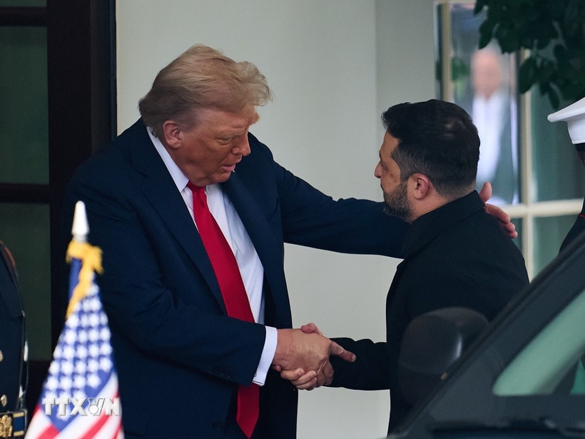 Tổng thống Mỹ Donald Trump (trái) đón Tổng thống Ukraine Volodymyr Zelensky tại Washington D.C. (Ảnh: THX/TTXVN)