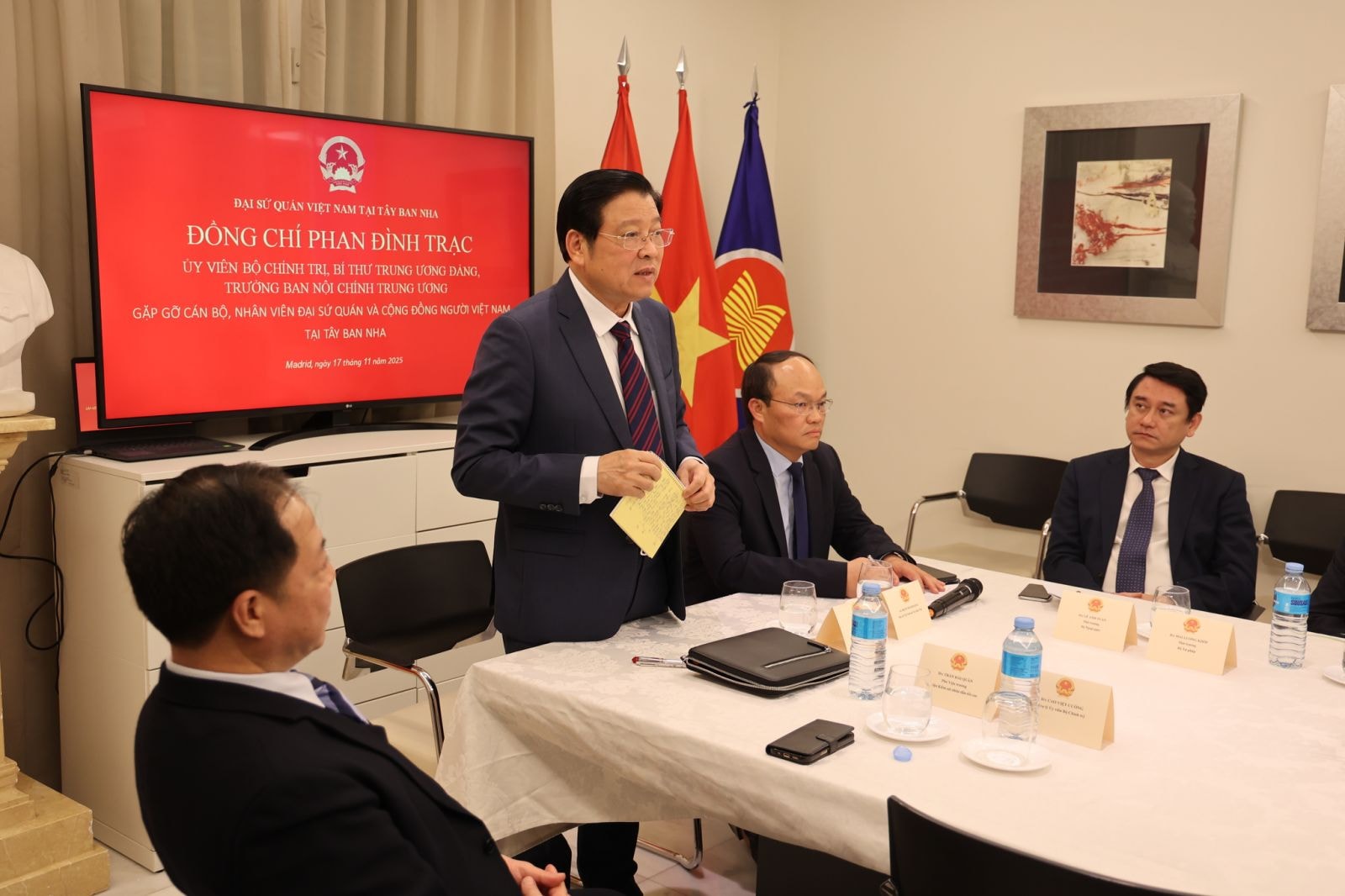 phat-bieu-voi-can-bo-nhan-vien-dai-su-quan-va-cong-dong-viet-nam-tai-tay-ban-nha.jpg