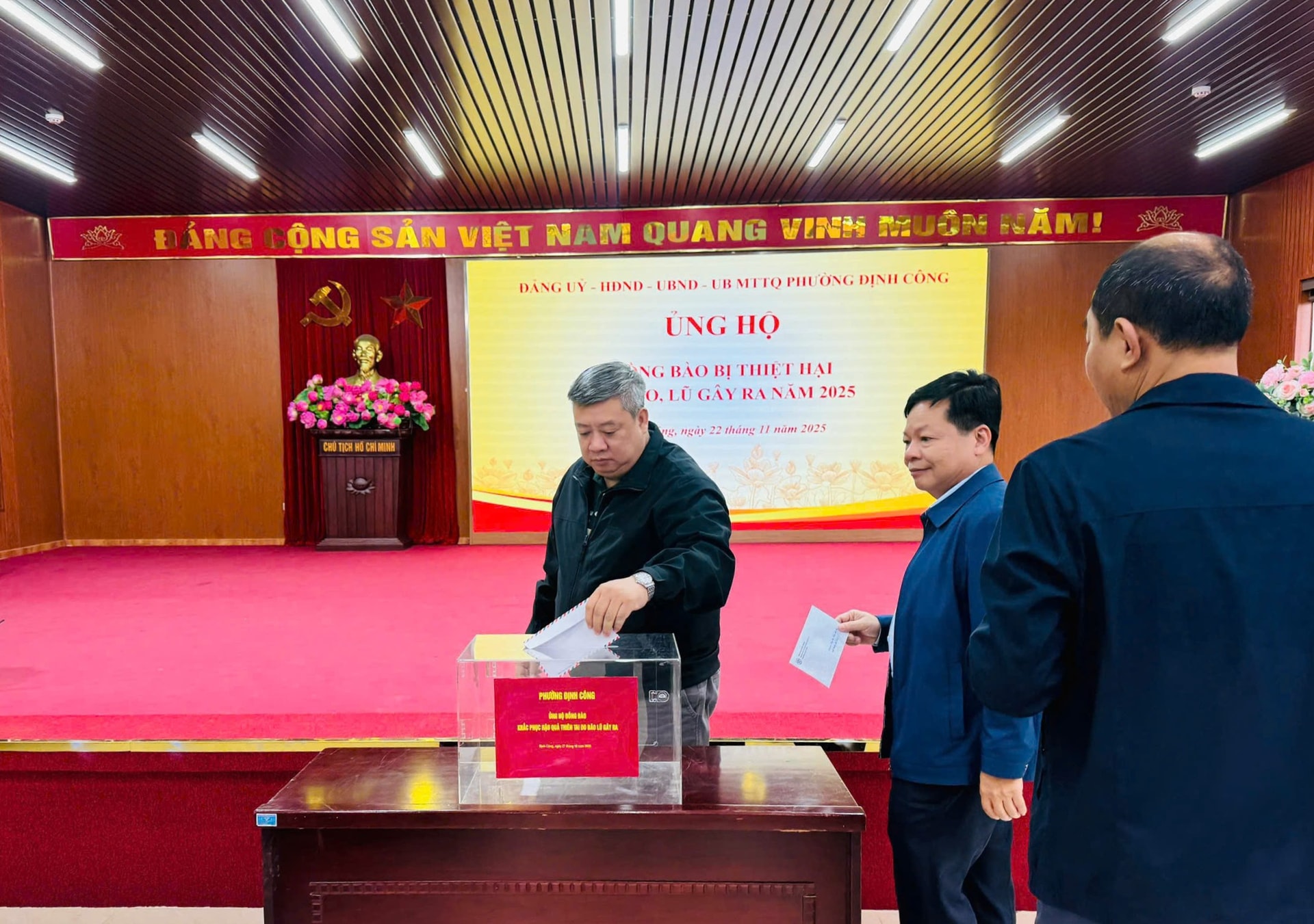 ບັນດາການນຳຂອງຫວອດ Dinh Cong ໜູນຊ່ວຍປະຊາຊົນຢູ່ເຂດພູດອຍພາກກາງ ແລະ ພາກກາງ. ພາບ: DC