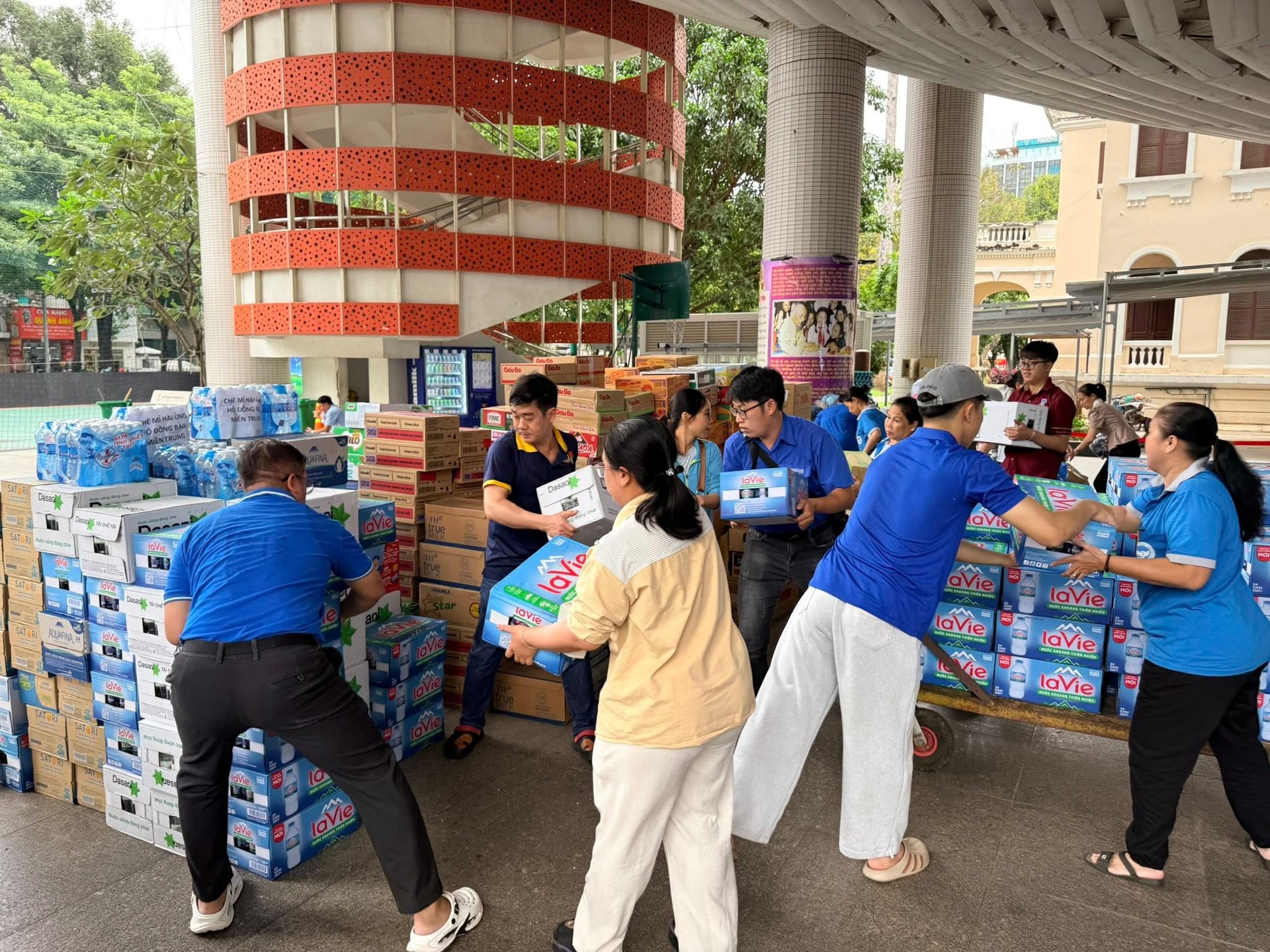 The bustling atmosphere of receiving and packing relief goods was also present at the Ho Chi Minh City Children's House. Photo: T.An.