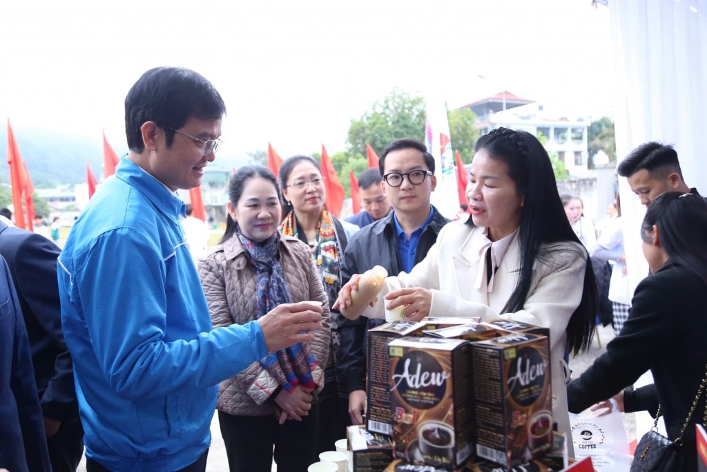 Các vị đại biểu trải nghiệm mô hình phát triển kinh tế của thanh niên Điện Biên 