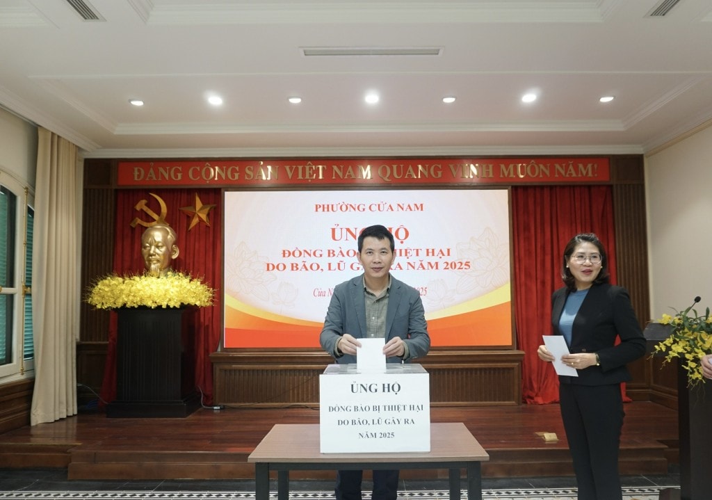 Đồng chí Phạm Tuấn Long - Thành uỷ viên, Bí thư Đảng ủy, Chủ tịch HĐND phường Cửa Nam cùng các đồng chí lãnh đạo Đảng uỷ phường ủng hộ đồng bào bị lũ lụt