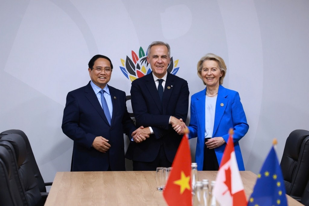 Thủ tướng Phạm Minh Chính làm việc với Thủ tướng Canada Mark Carney và Chủ tịch EU Ursula von der Leyen để thảo luận về định hướng tăng cường hợp tác thương mại, đầu tư giữa các nước thành viên CPTPP và EU - Ảnh: VGP/Nhật Bắc
