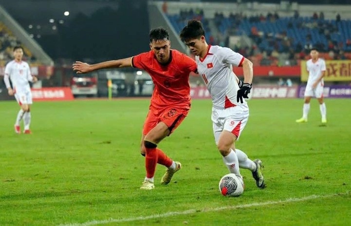 прорыв в матче между сборной Вьетнама до 22 лет в белых футболках и сборной Китая до 22 лет на международном футбольном турнире CFA-team-china-panda-cup-2025.-anh-cfa.jpg