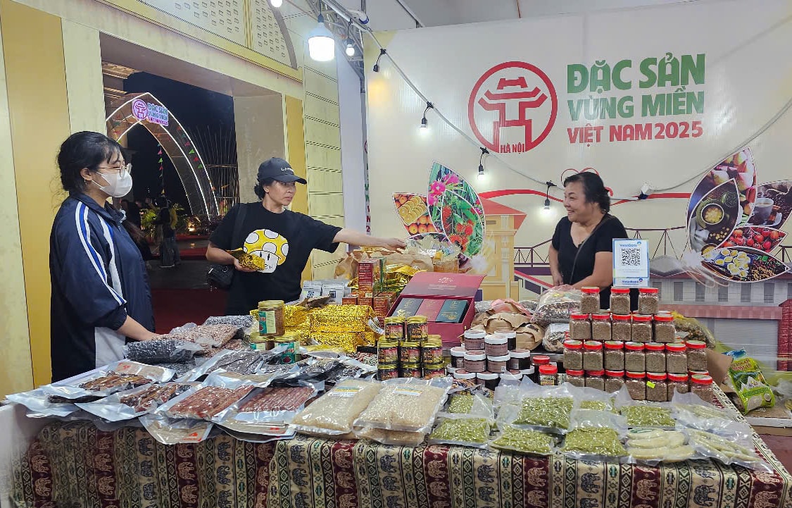 Потребители выбирают товары на конференции по специальным продуктам в регионах Вьетнама в ноябре 2025 года..jpg