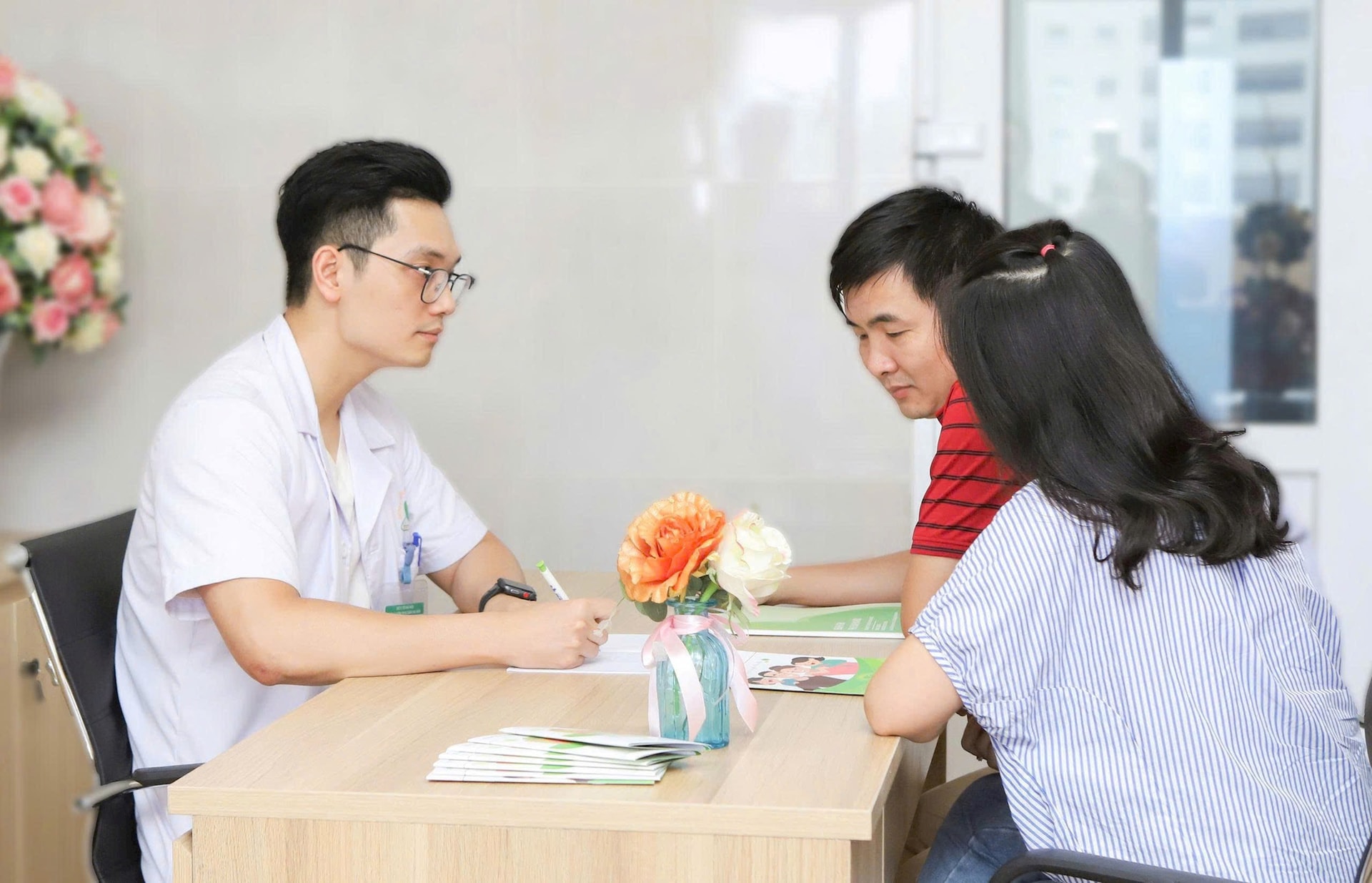 Το chatgpt δεν μπορεί να αντικαταστήσει έναν γιατρό για να αξιολογήσει την κατάσταση της υγείας ενός ασθενούς. σε φωτογραφία της εξέτασης και της συμβουλευτικής υγείας για άτομα στο νοσοκομείο μαιευτικής του Ανόι. anh-xuan-loc.jpg