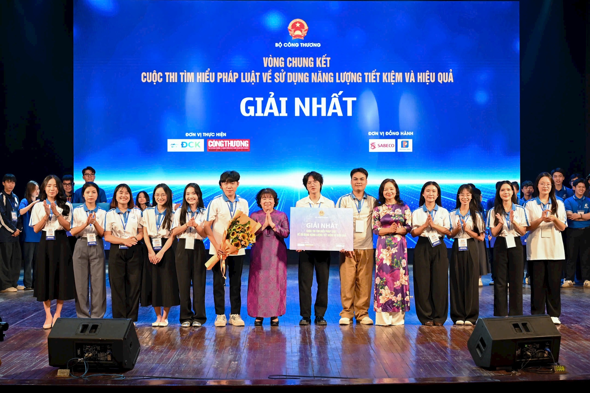 gen-h-ban-giam-khao-trao-giai-nhat-cuoc-thi.jpg