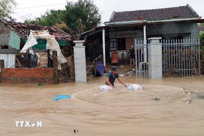 Lực lượng Công an tỉnh Đắk Lắk tiếp tế lương thực cho người dân ở vùng ngập sâu ven sông Bánh Lái. (Ảnh: Đỗ Trưởng/TTXVN)