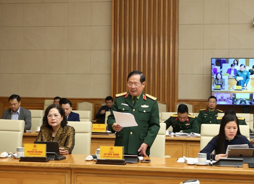 Thượng tướng Lê Huy Vịnh, Thứ trưởng Bộ Quốc phòng báo cáo tại cuộc họp - Ảnh: VGP/Nguyễn Hoàng