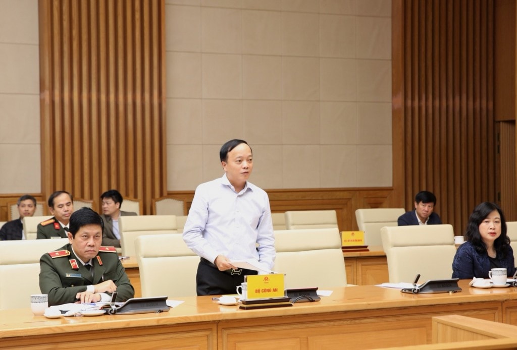 Thứ trưởng Bộ Công an Đặng Hồng Đức báo cáo tại cuộc họp - Ảnh: VGP/Nguyễn Hoàng