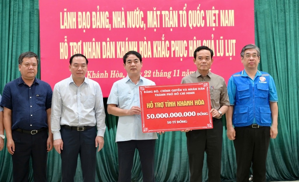 Bí thư Thành ủy TP Hồ Chí Minh Trần Lưu Quang trao quà hỗ trợ của thành phố tới Nhân dân tỉnh Khánh Hòa