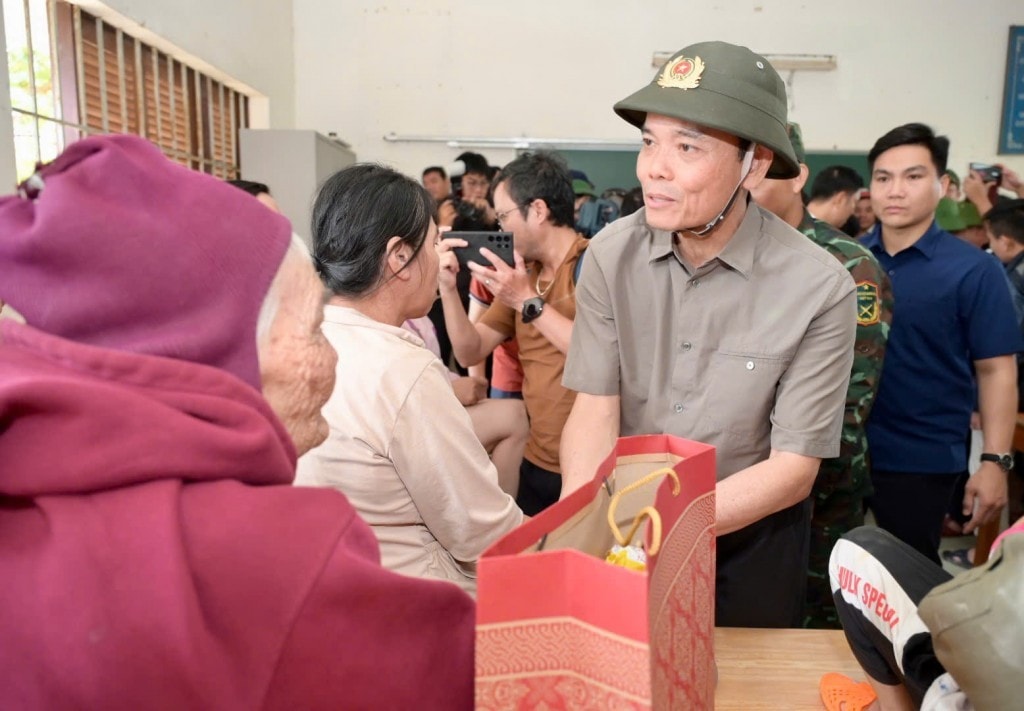 Bí thư Thành ủy TP Hồ Chí Minh Trần Lưu Quang thăm hỏi, trao quà tận tay cho bà con vùng lũ Khánh Hòa