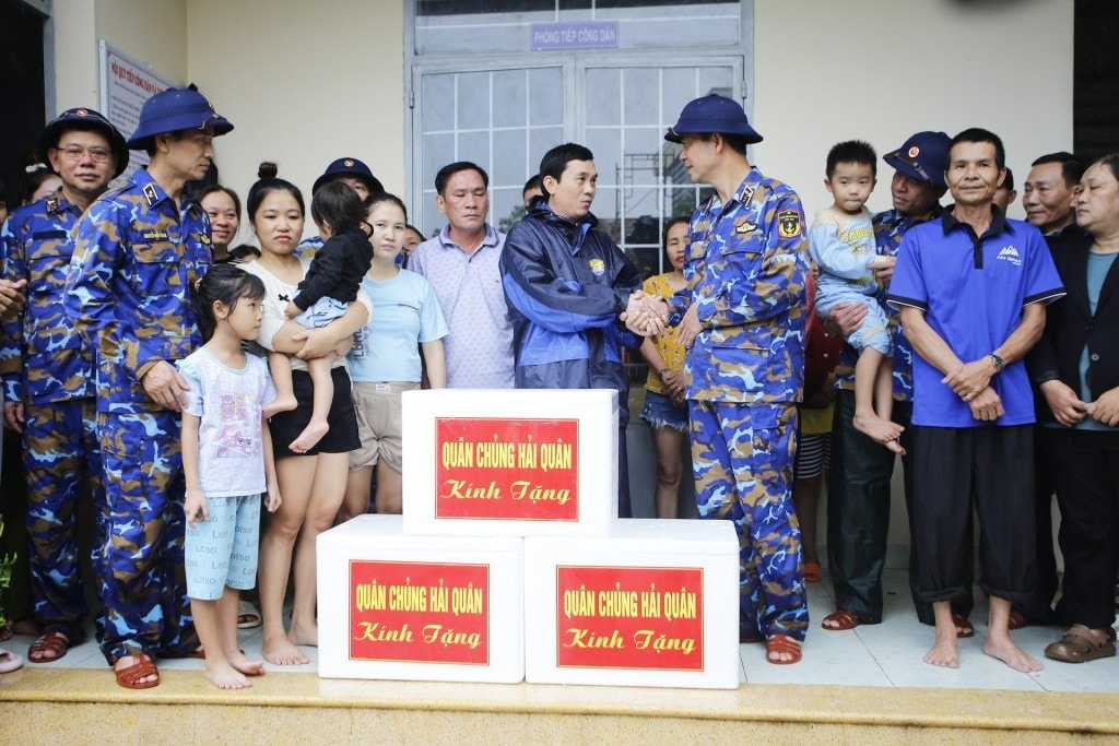 Phó đô đốc Nguyễn An Phong, Chính ủy Hải quân động viên và trao quà cho nhân dân xã Suối Hiệp (Khánh Hòa)