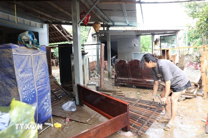 Nhiều ngày bị chìm trong nước lũ nên vật dụng, tài sản của người dân phường Đông Hòa đều hư hỏng. (Ảnh: Tuấn Anh/TTXVN)