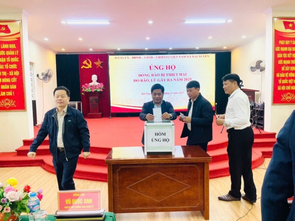 Cán bộ, đảng viên xã Đại Xuyên ủng hộ đồng bào bị thiệt hạ do mưa, lũ