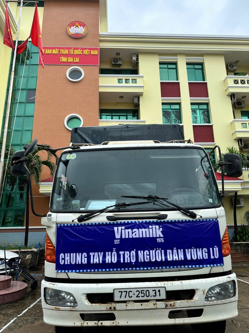 Vinamilk nhân đôi trách nhiệm khi mưa lũ: Hàng trăm ngàn sản phẩm cứu trợ đến với đồng bào Gia Lai, Đắk Lắk và Khánh Hòa