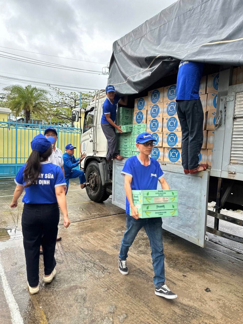 Vinamilk nhân đôi trách nhiệm khi mưa lũ: Hàng trăm ngàn sản phẩm cứu trợ đến với đồng bào Gia Lai, Đắk Lắk và Khánh Hòa