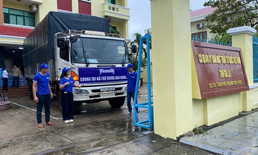 Vinamilk nhân đôi trách nhiệm khi mưa lũ: 160.000 sản phẩm cứu trợ đến với đồng bào Gia Lai, Đắk Lắk và Khánh Hòa