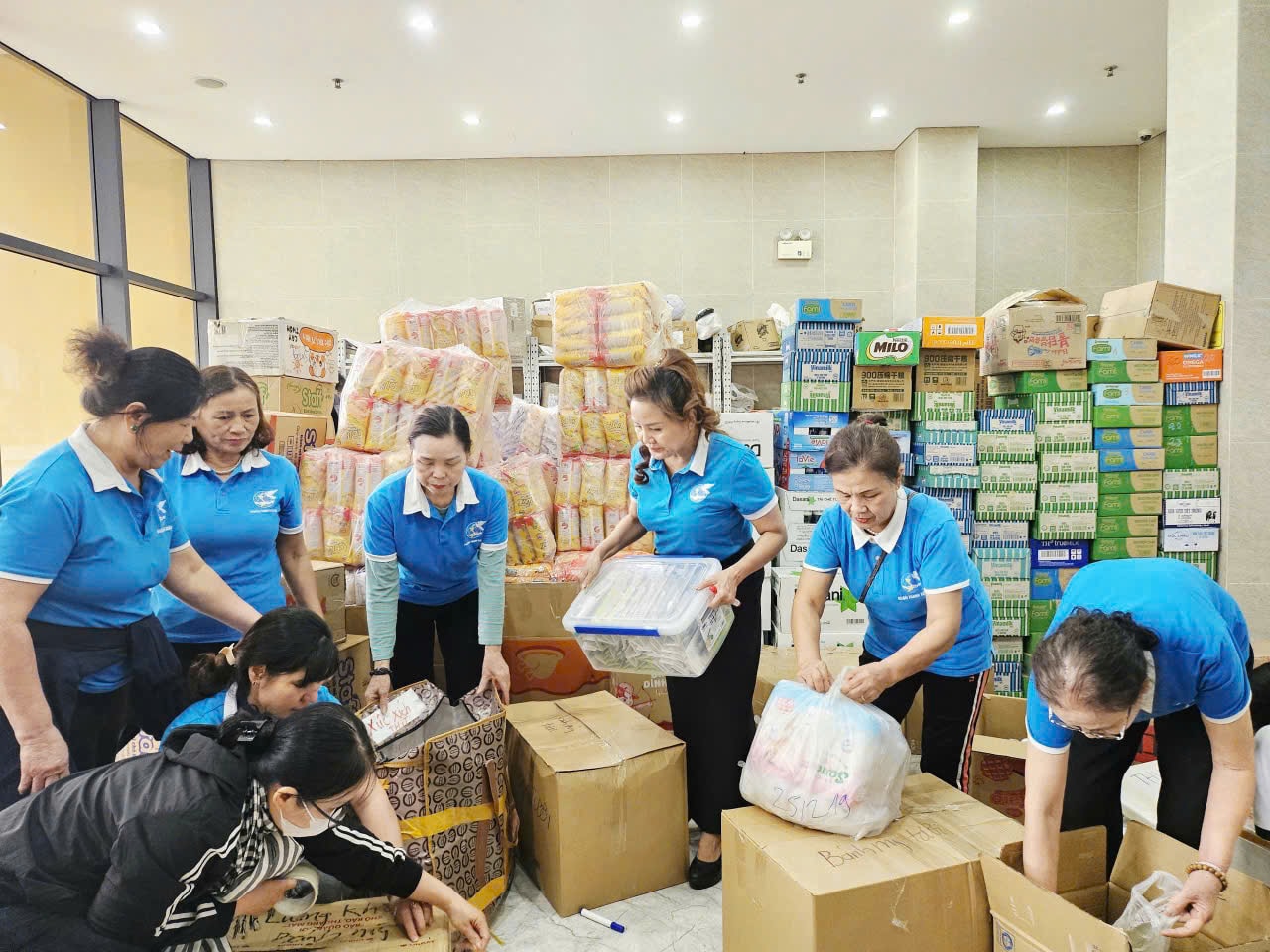 Жіноча спілка району Тхань Ліет об'єднує зусилля для підтримки людей у ​​постраждалих від повені районах. Фото: PV