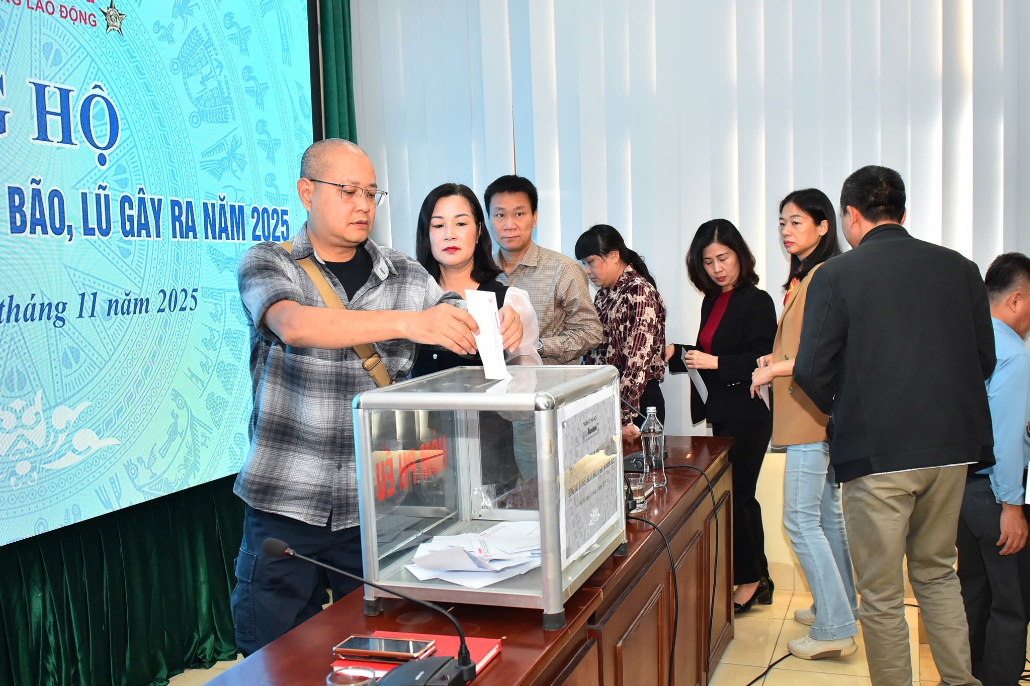 dong-dao-ung-ho.jpg