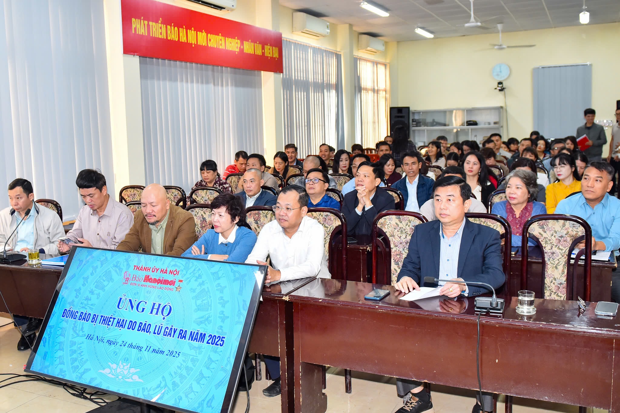 quang-canh-chuong-trinh-ung-ho.jpg