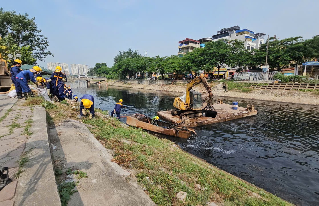 Un employé de la société Hanoi Drainage One Member Co., Ltd. a aidé la rivière à couler librement. - Anh Thanh Tu.jpg