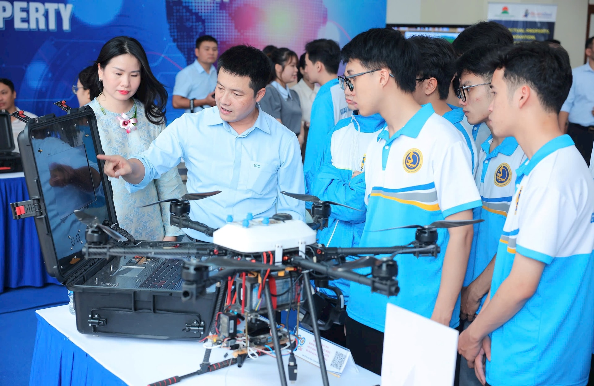 Présentation des produits de l'Université des transports et des communications lors du projet d'innovation regroupant cinq écoles de technologie et d'ingénierie à Hanoï en septembre 2025.-1.jpg