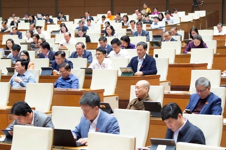 Національні збори обговорили в залі засідань проект переглянутого Закону про пресу. Фото: quochoi.vn