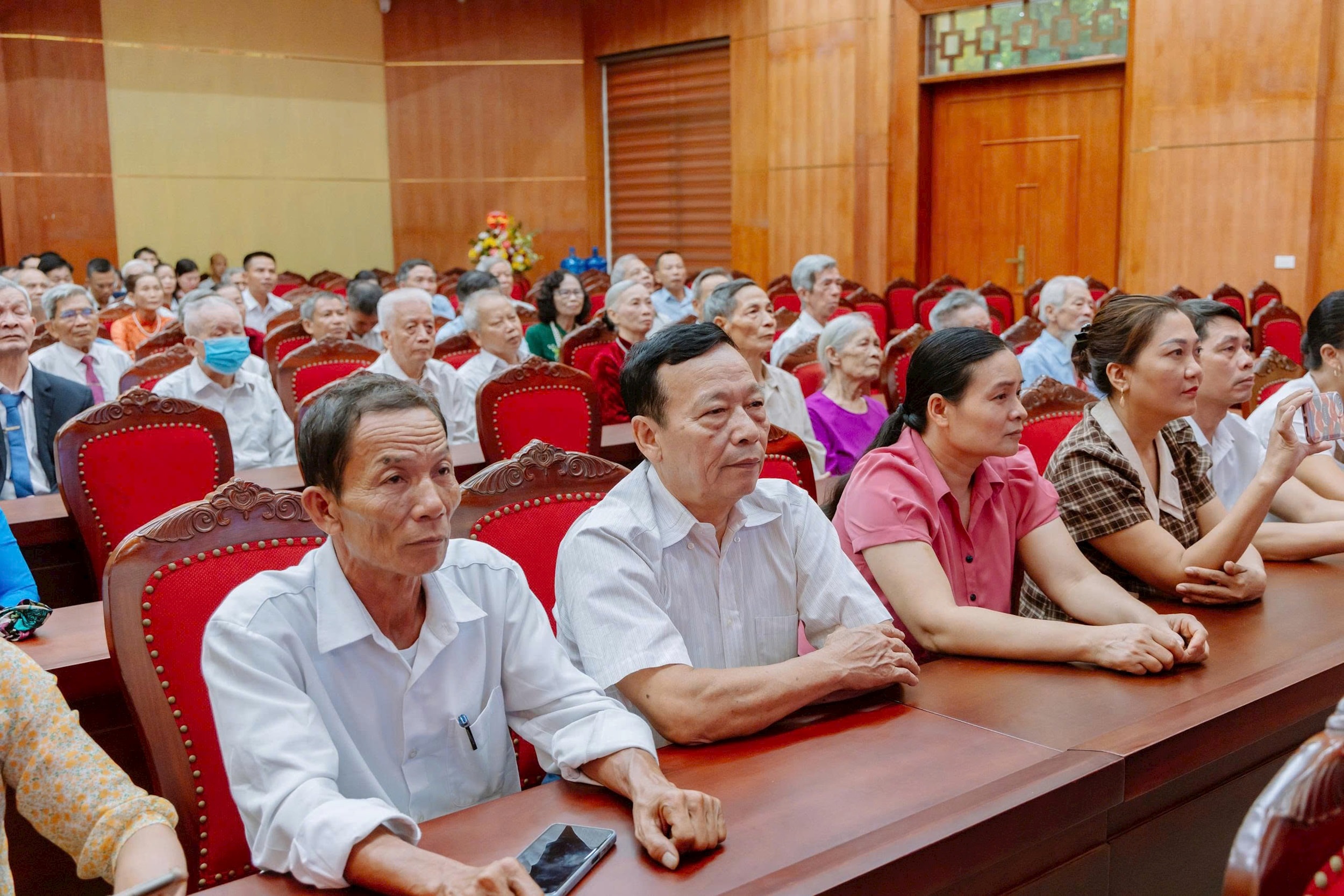dang-vien-xa-van-dinh.jpg