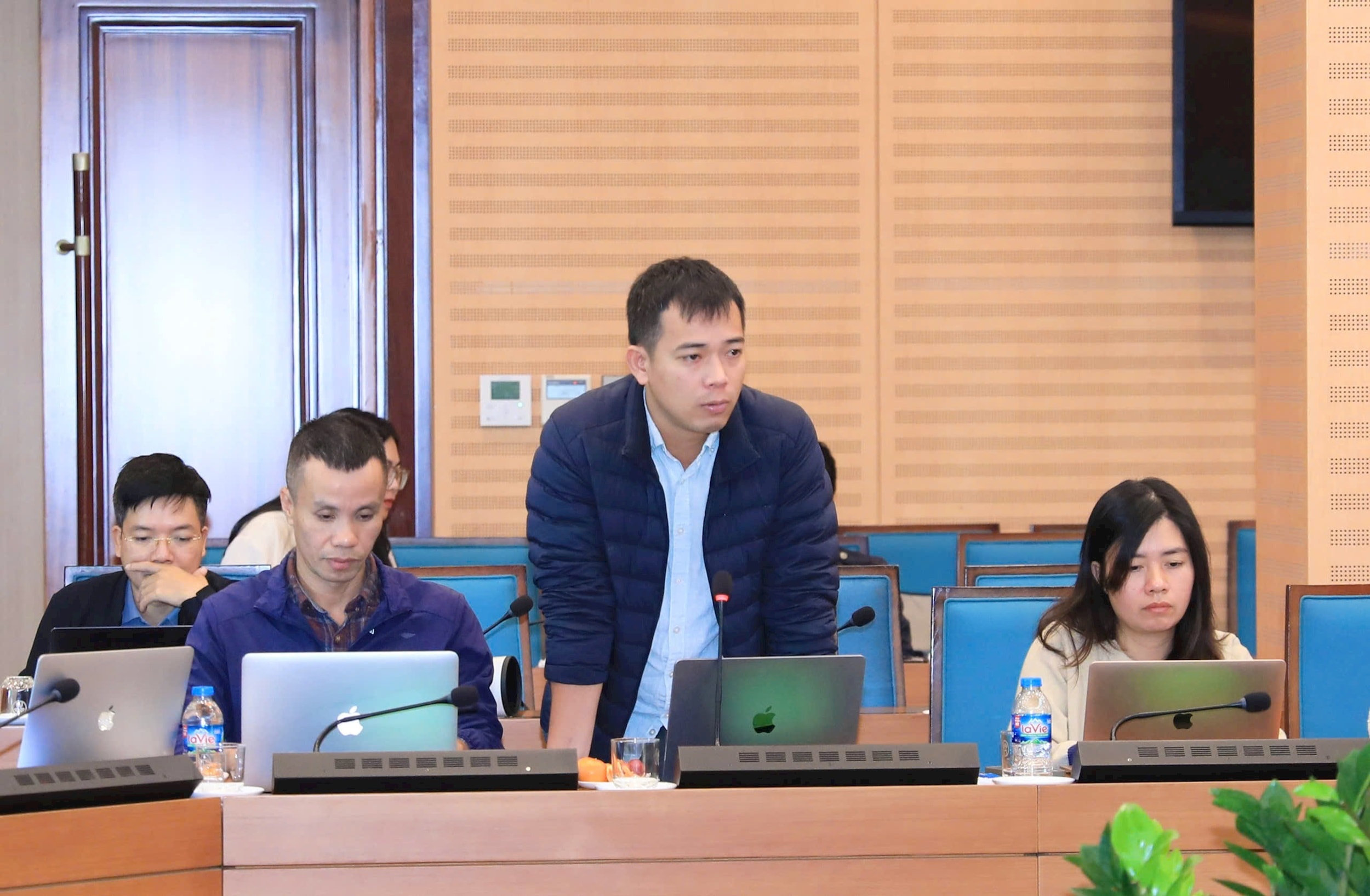 Phóng viên Báo Dân Trí đặt câu hỏi tại hội nghị. Ảnh: Quang Thái