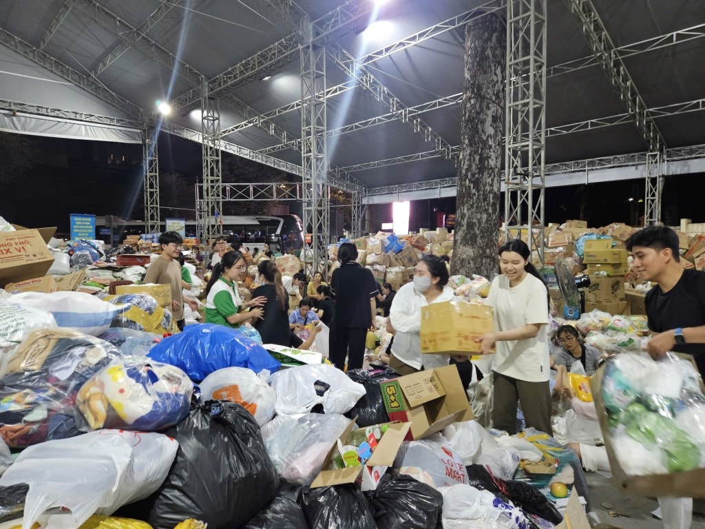 TP Hồ Chí Minh sẻ chia tới đồng bào miền Trung