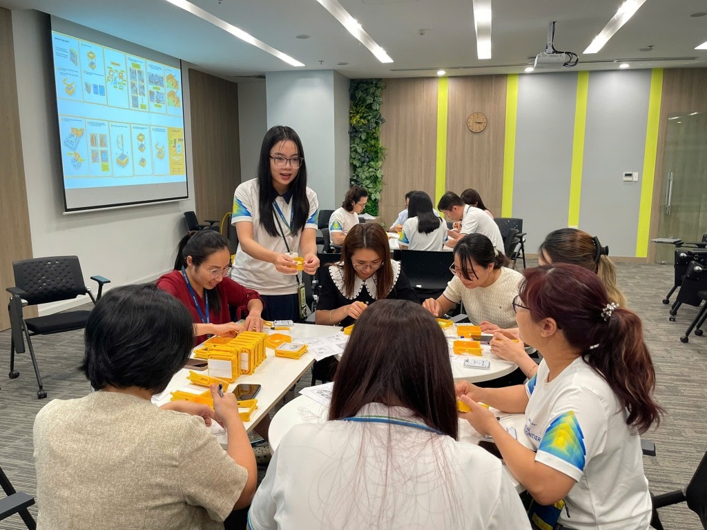 Chương trình lắp ráp đèn năng lượng mặt trời gửi tặng các em nhỏ tại các khu vực miền núi