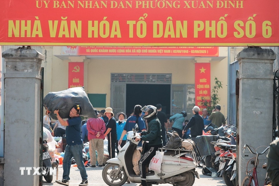 Điểm tiếp nhận hỗ trợ đồng bào miền Trung của “Đội xe 0 đồng Hà Nội” 105 Xuân La, phường Xuân Đỉnh, Hà Nội. (Ảnh: Lê Đông/TTXVN)