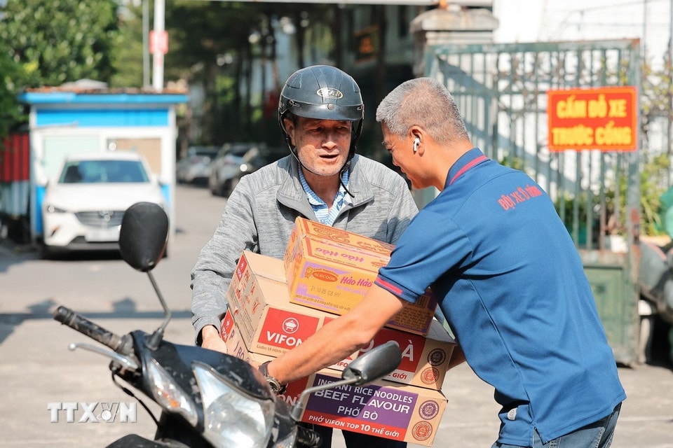 Tình nguyện viên tiếp nhận hỗ trợ của người dân Thủ đô dành cho miền Trung tại điểm 105 Xuân La. (Ảnh: Lê Đông/TTXVN)