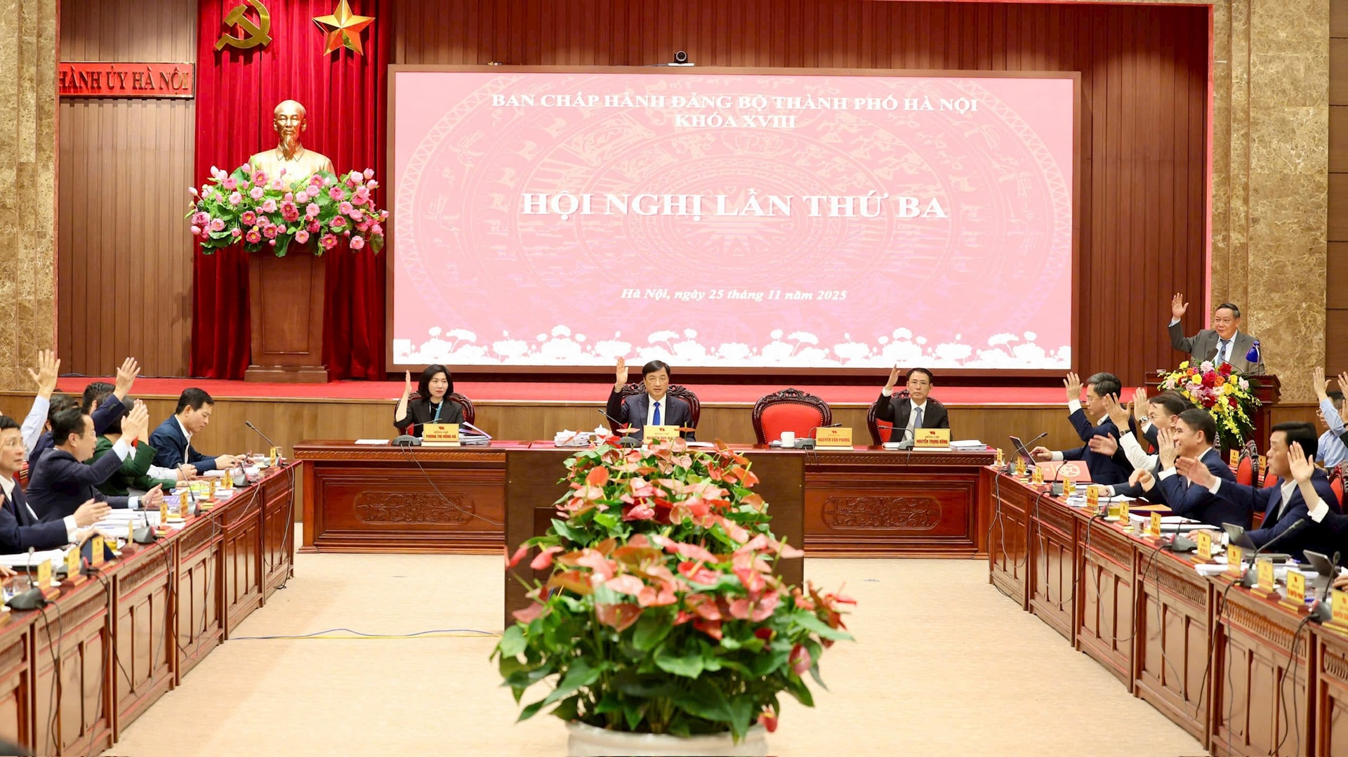 Výkonný výbor Hanojské městské strany hlasoval pro schválení usnesení na třetím zasedání Výkonného výboru Hanojské městské strany 18. volebního období.