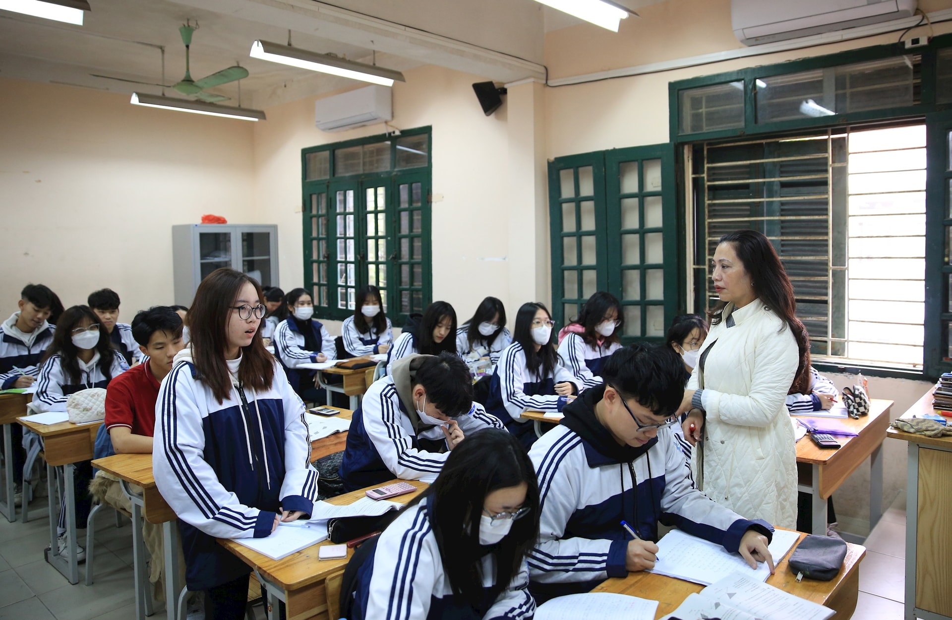 učitel Thong Ly Thuong Kiet Secondary School, Phuong Viet Hung, instruuje studenty 12. třídy školení na pracovišti.-anh-quang-thai.jpg