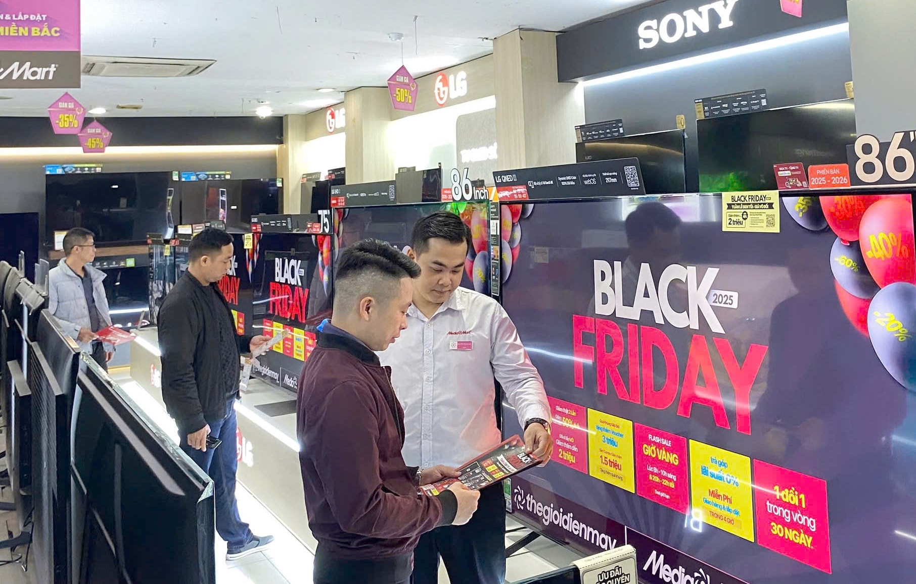 Spotřebitelé se rozhodli koupit elektronické zařízení v obchodě s elektronikou na ulici Hai Ba, Trung Phuong, Nam.-Anh-Nguyen-Vinh.jpg