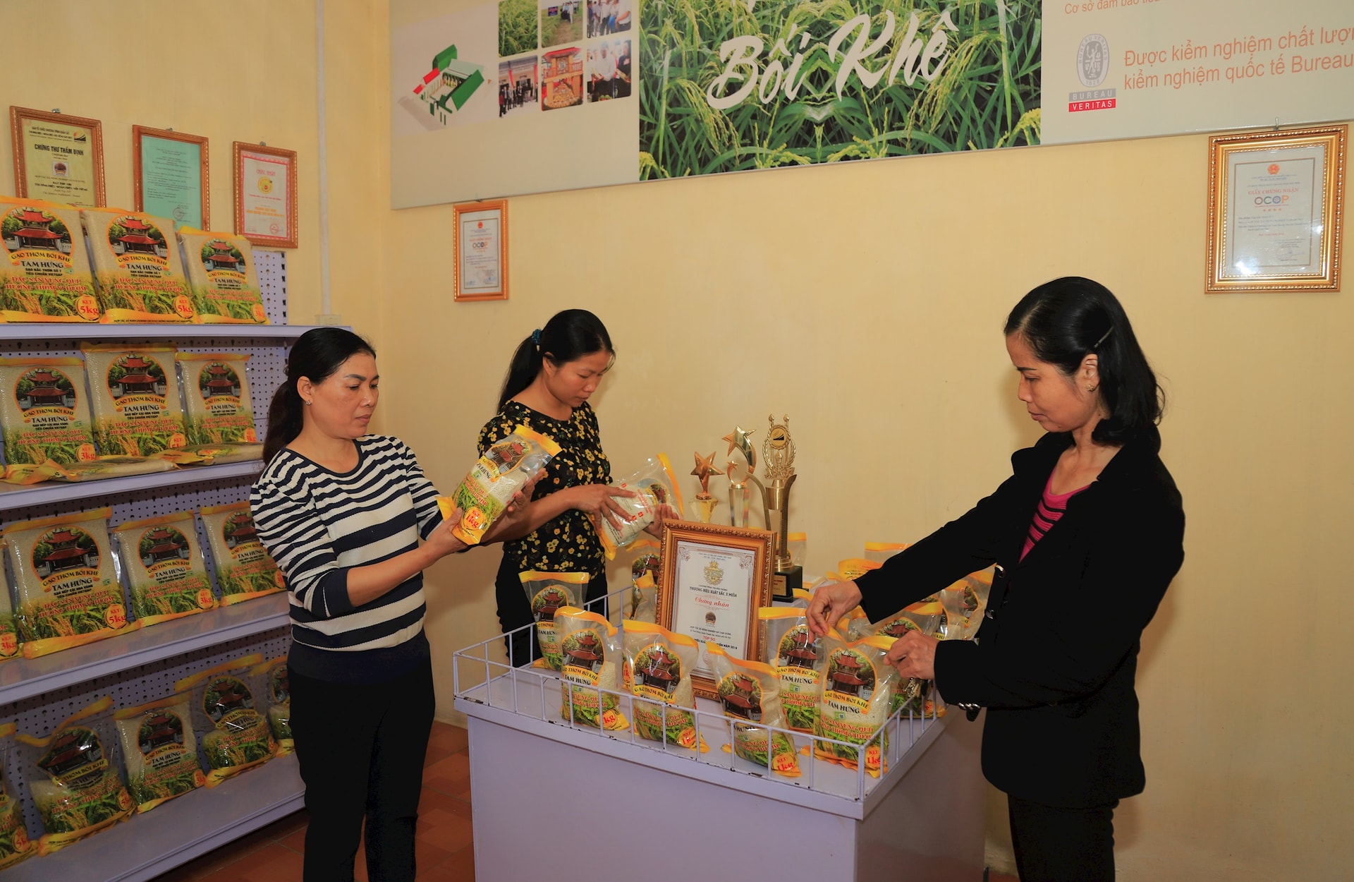 Spotřebitelé se rozhodli koupit rýžové výrobky Thom Boi Khe od zemědělského družstva Tam Hung v obci Tam Hung.-anh-do-tam.jpg