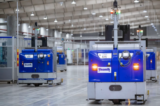 Các robot LGV giúp giảm 62% lượng khí thải CO₂ so với xe nâng chạy nhiên liệu hóa thạch. Ảnh: Nam Anh