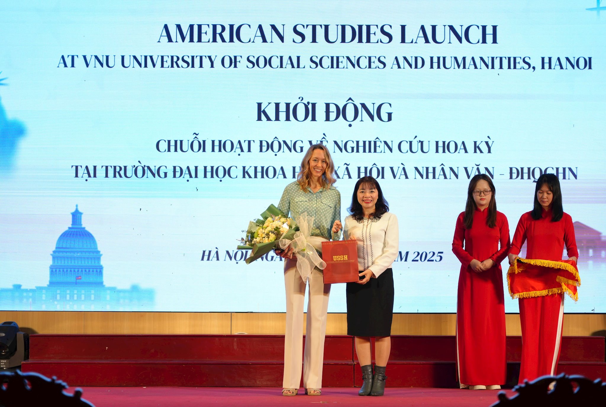 2512-dhkhxh-nv-thi-ve-hoa-ky-3.jpg