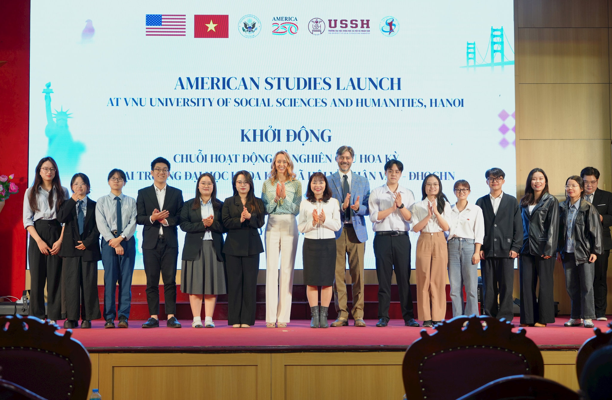 2512-dhkhxh-nv-thi-ve-hoa-ky-4.jpg