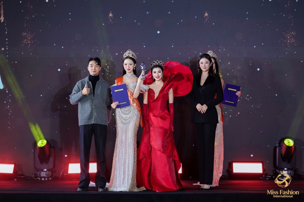 Emily Hồng Nhung cùng Chủ tịch cuộc thi cô Carina (ngoài cùng bên phải) trao giải Á hậu 1