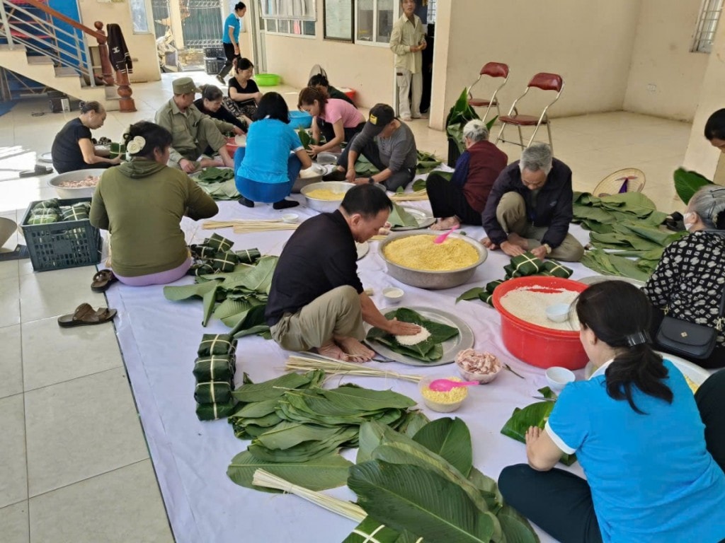 Nhân dân phường Phú Diễn chuẩn bị 500 chiếc bánh chưng gửi nhân dân vùng lũ.